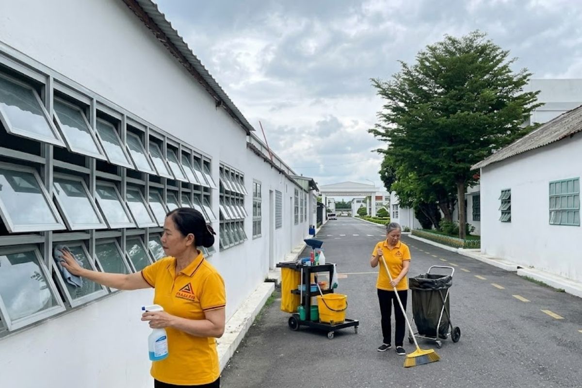 Đội ngũ tạp vụ Phúc An vệ sinh nhà xưởng
